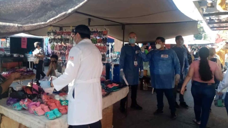 Detectan gente sin cubrebocas y aglomeraciones en el tianguis dominical