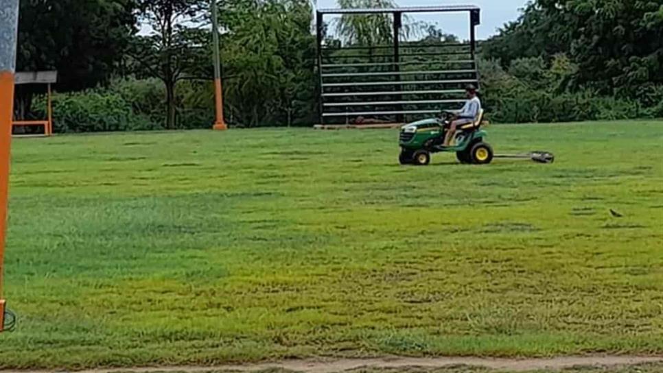 Dan mantenimiento a la Unidad Deportiva Cuchupetas en Villa Unión