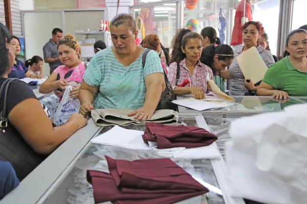 ¡Atención papás! Este año, niños no se podrán medir uniformes gratuitos ante Covid-19