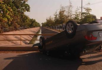 Vuelca vehículo en Los Mochis; presumen exceso de velocidad