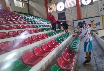 Dan mantenimiento al Gimnasio Luis Estrada Medina de Guasave