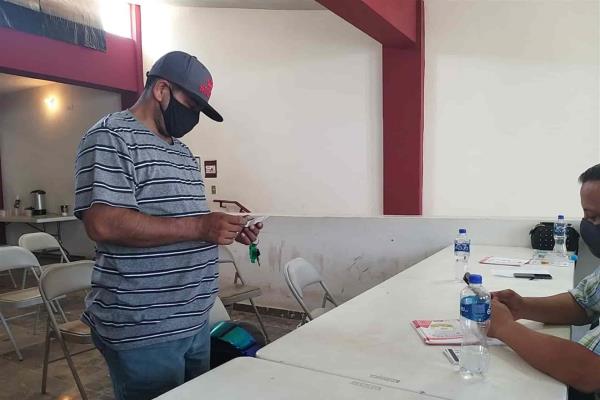 Entrega Gobierno del Estado tarjetas de despensa a choferes de urbanos