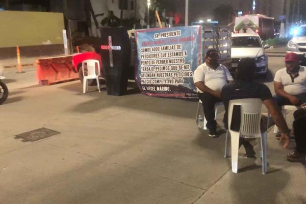 Bloquean pescadores y armadores la Camarón Sábalo