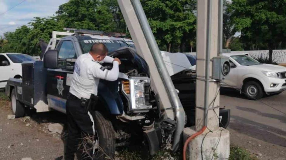 Conductor se “estrella” contra poste de la CFE… en una grúa de Tránsito