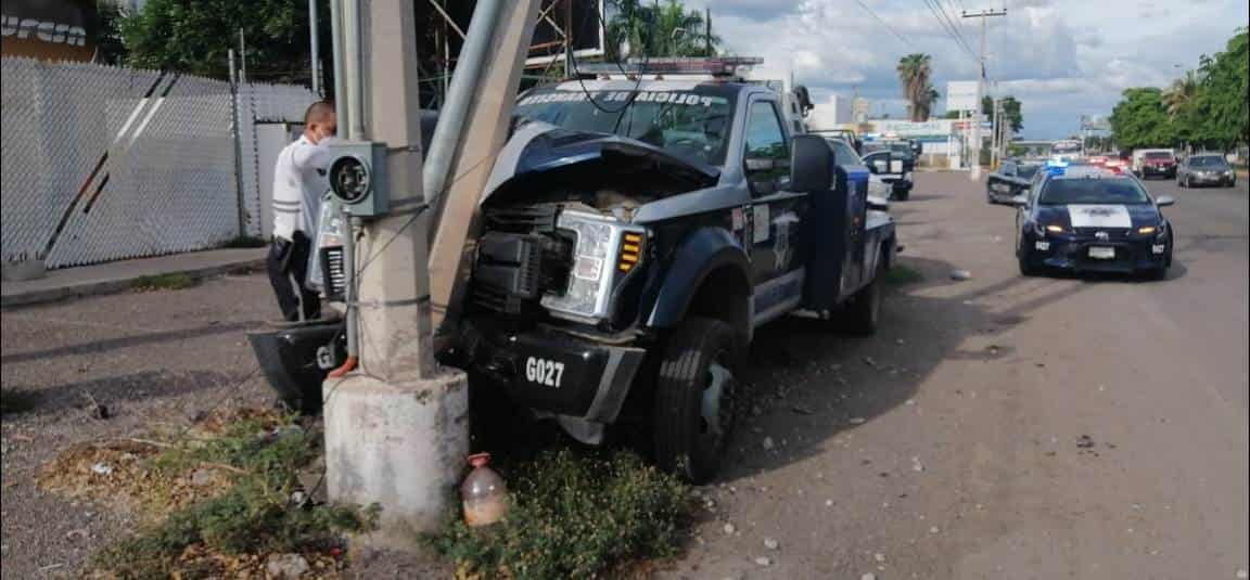 Conductor se “estrella” contra poste de la CFE… en una grúa de Tránsito