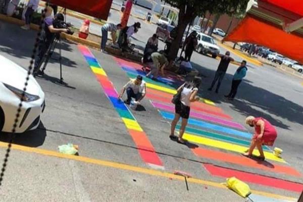 Estrena Culiacán segundo paso peatonal con colores LGBT