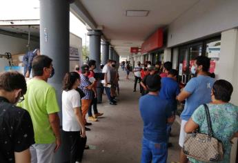 Lunes de banco en Mazatlán; largas filas y aglomeraciones