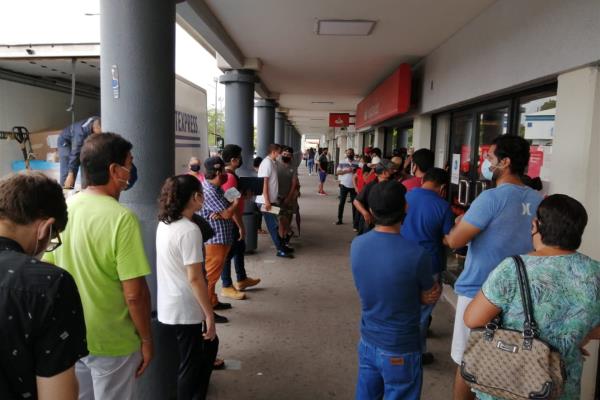 Lunes de banco en Mazatlán; largas filas y aglomeraciones
