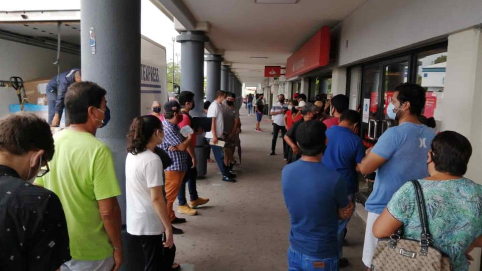 Lunes de banco en Mazatlán; largas filas y aglomeraciones