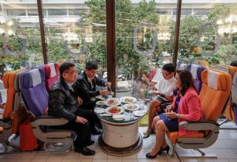 El restaurante que solo sirve comida de avión en Tailandia