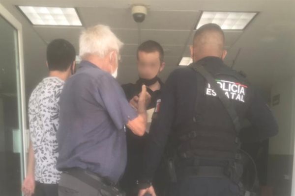 Sorprenden a vigilante de la USE con cubrebocas en la papada