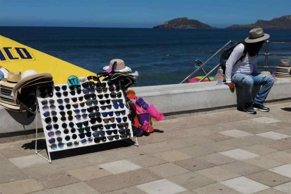 Por ejercer trabajo informal, vendedores de playa no han obtenido créditos de gobierno