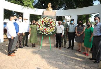 Rinden homenaje a “héroes de capa blanca” durante acto cívico en Guasave