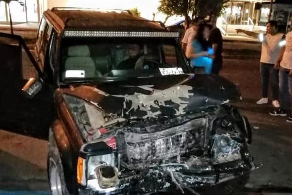 Conductor se impacta contra vehículos estacionados en Mazatlán