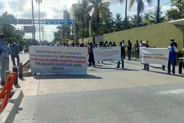Regresan a las manifestaciones pescadores; exigen subsidio al diésel