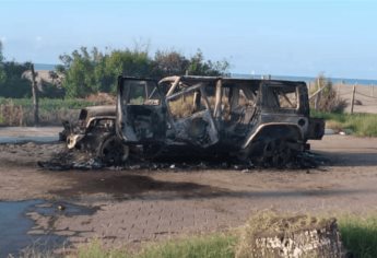 Pérdida total en dos vehículos incendiados en Guasave