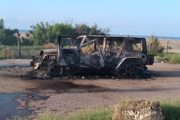 Pérdida total en dos vehículos incendiados en Guasave