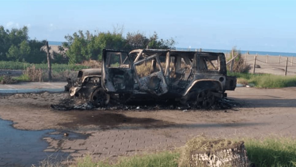 Pérdida total en dos vehículos incendiados en Guasave