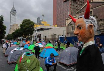 Frena instala plantón en avenida Juárez; le impiden acceso al Zócalo