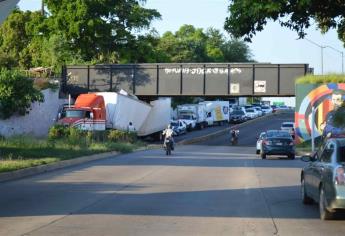 Se atora otro tráiler en el Puente Negro, pese a los más de 6 letreros preventivos del lugar