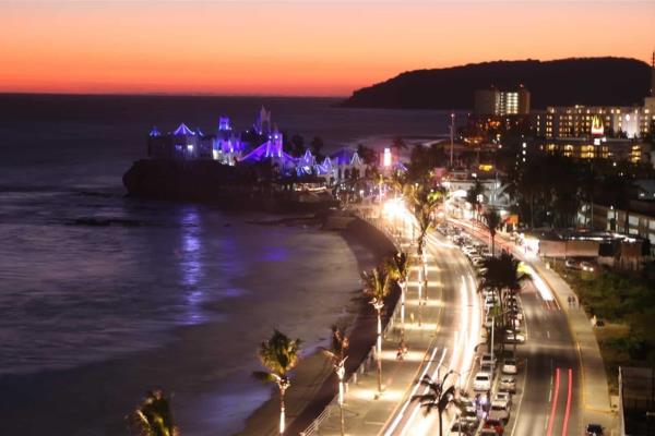 Multan a 7 bares y suspenden a uno por saturar de mobiliario sus áreas, en Mazatlán