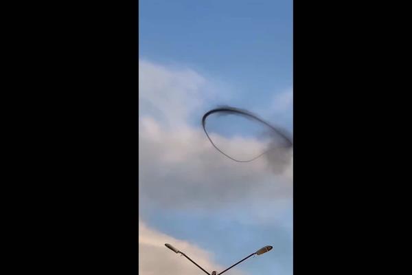 Reportan aparición de extraño anillo de humo en el cielo