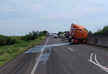 Se vuelca pipa con combustible sobre la maxipista Mazatlán-Culiacán