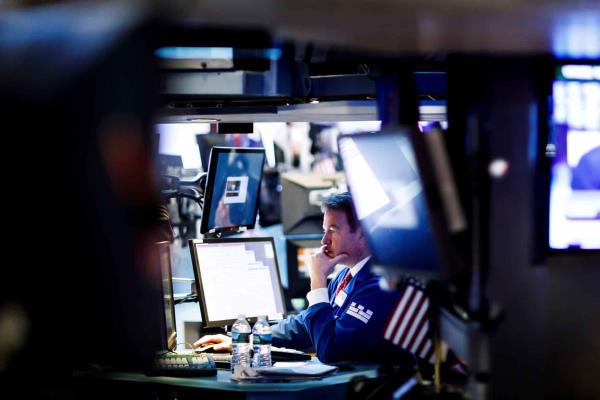 El dólar se fortalece ante los temores de recesión global y el oro se desploma