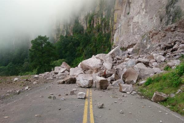 Por derrumbe, cierran carretera libre Mazatlán-Durango