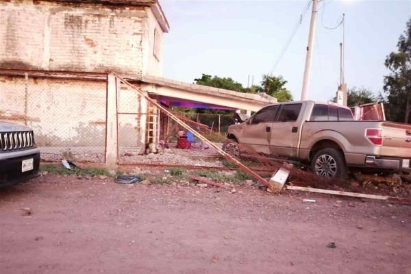 Chocan en el 18 de Marzo y una camioneta se impacta en vivienda