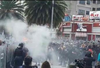 Se enfrentan feministas y policía en la Ciudad de México