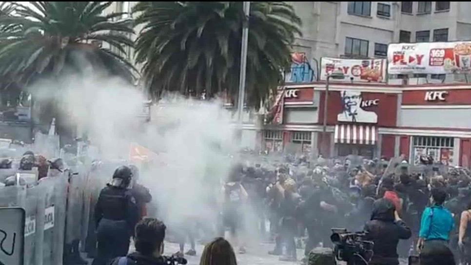 Se enfrentan feministas y policía en la Ciudad de México