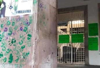 Procederán contra feministas que dañaron con pintas el Palacio de Mazatlán