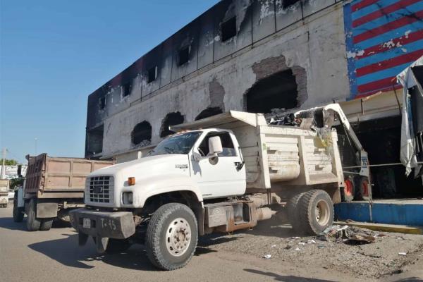 Inicia demolición de edificio de dulcería incendiada en Los Mochis