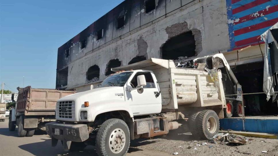 Inicia demolición de edificio de dulcería incendiada en Los Mochis