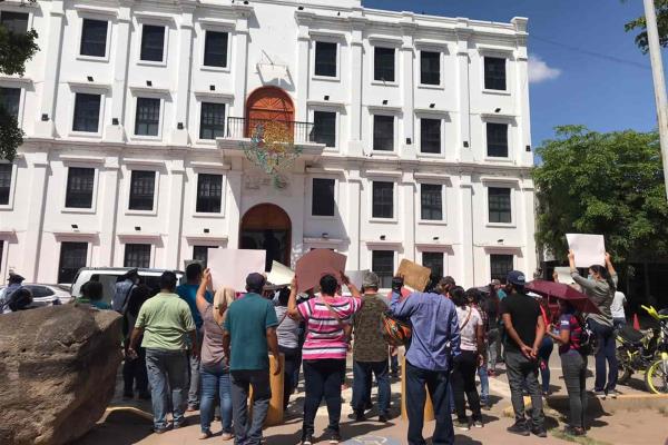 Se manifiestan tiangueros de Villa Juárez y exigen regresar a sus antiguos espacios