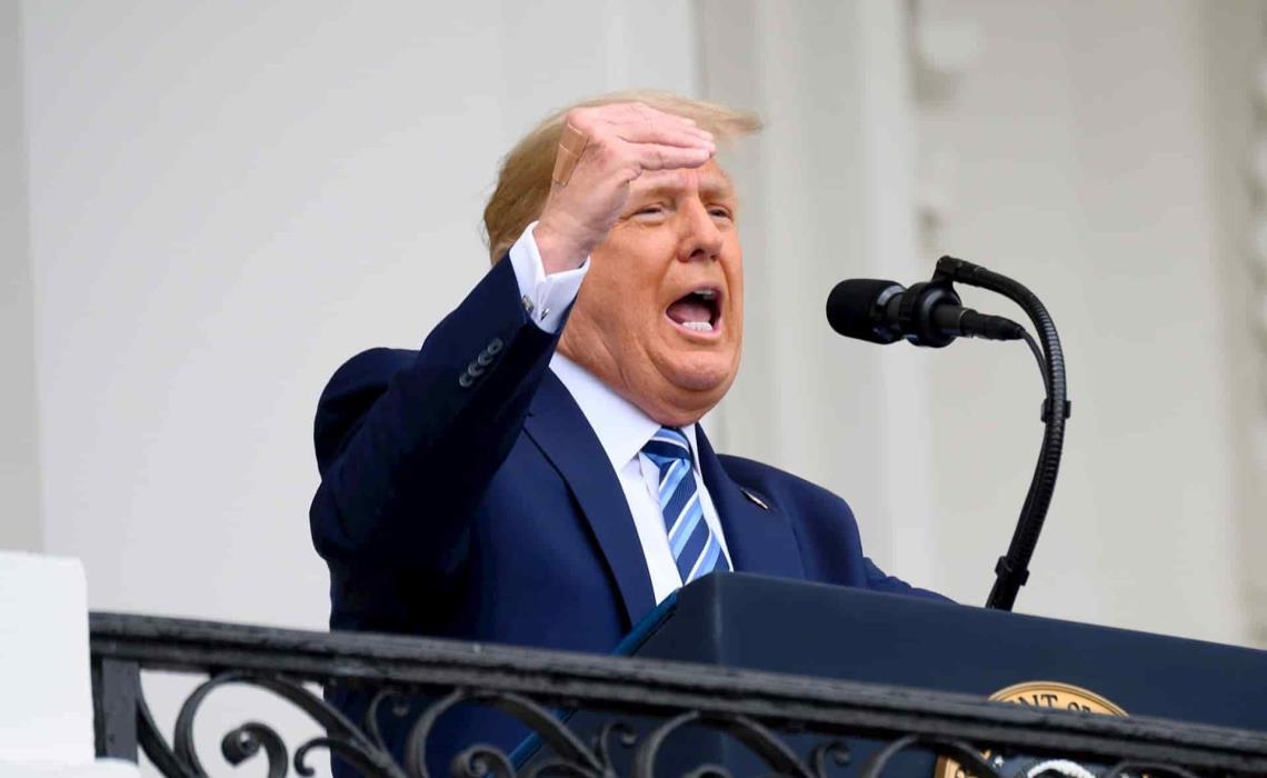 En la imagen, el presidente de EE.UU., Donald Trump, habla durante su primera aparición, el 10 de octubre de 2020, después de que fue diagnosticado positivo para el Covid-19. FOTO: EFE.