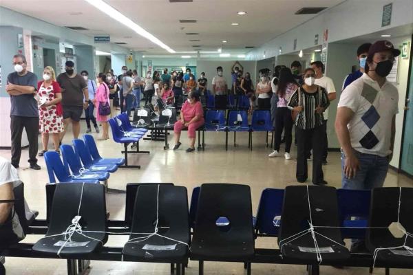 Con largas filas inicia la aplicación de la vacuna contra la influenza en el IMSS