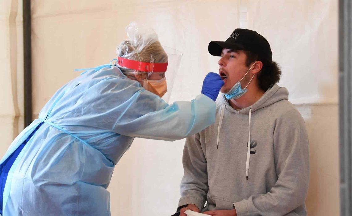 Un trabajador de la salud realiza una prueba a un paciente en un centro de pruebas de Covid19 en el Kilmore Memorial Hall en Kilmore, Victoria (Australia). EFE/EPA/JAMES ROSS