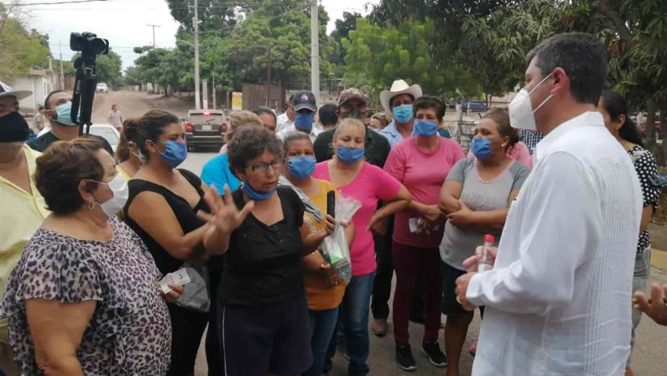 Se manifiestan vecinos de El Atún y San Lorenzo por colapso de drenajes