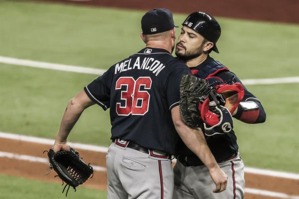 Bravos ganan el primer partido de la serie con espectadores en las gradas