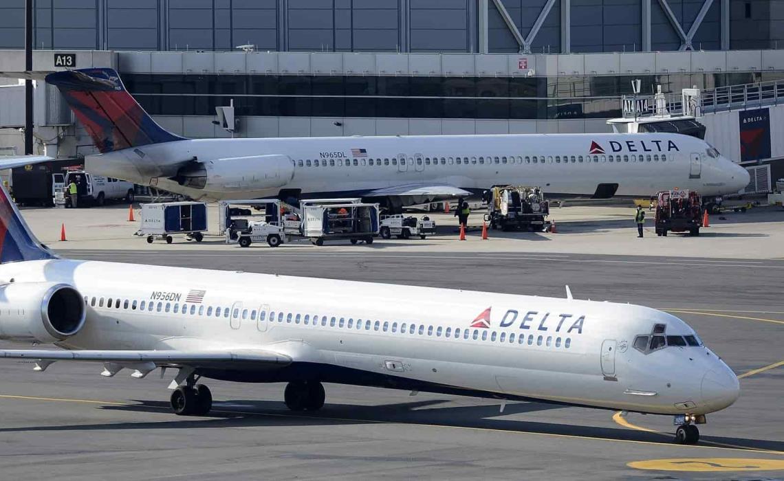 Dos aviones de la aerolínea estadounidense Delta permanecen en la terminal A del aeropuerto Logan de Boston, EEUU. EFE/Cj Gunther/Archivo