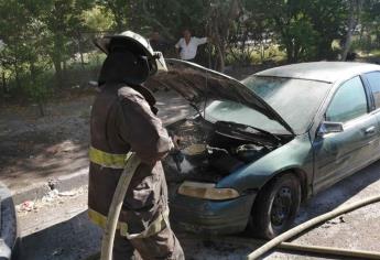 Se incendia vehículo estacionado cerca del Centro de Los Mochis