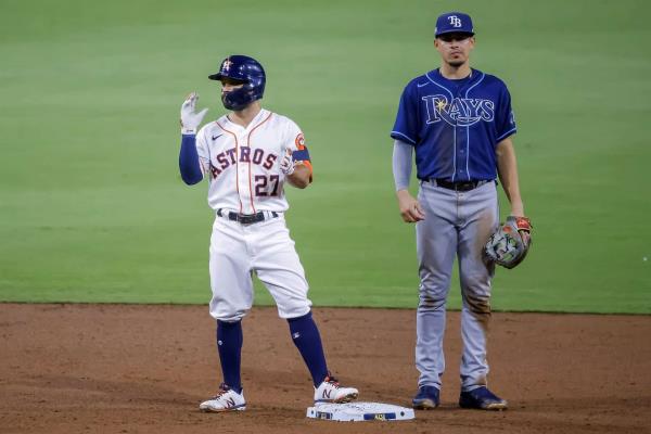 Altuve y Springer inyectan vida a los Astros, que vencen a los Rays