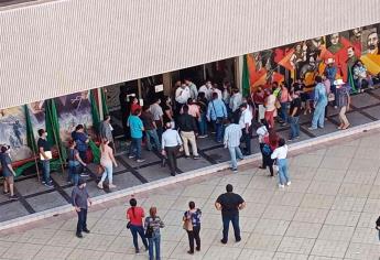 Miembros de la UNTA bloquean las puertas de Palacio de Gobierno