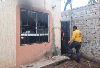 Rescatan a adulto mayor tras incendiarse su casa en Los Mochis