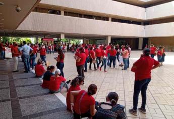 Protestan maestros de Tiempo Completo en Palacio de Gobierno