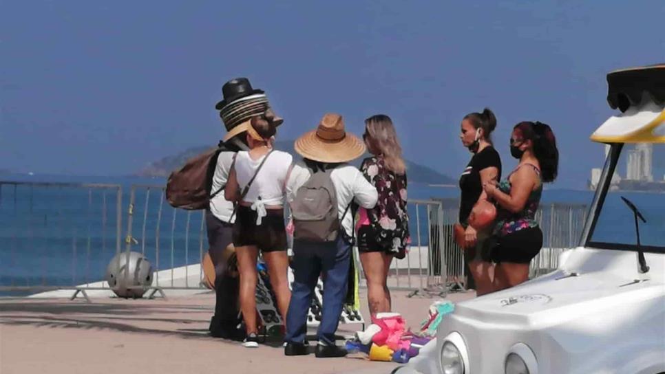 A parte de no utilizar cubrebocas, turistas generan basura en playas