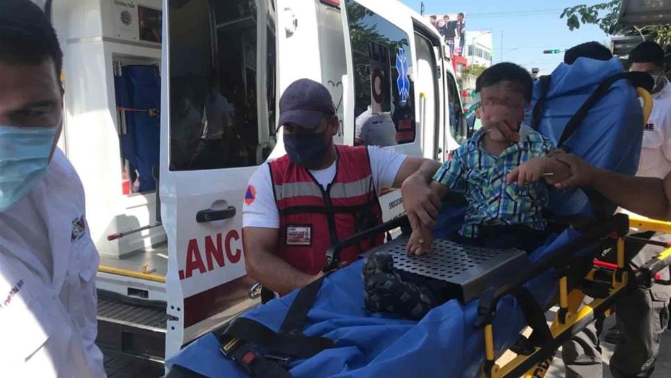 Niño se queda atorado en una banca del Centro de Los Mochis