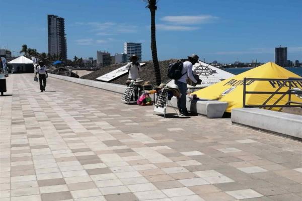 Bajas ventas de un 50 % reportan vendedores de playa en Mazatlán